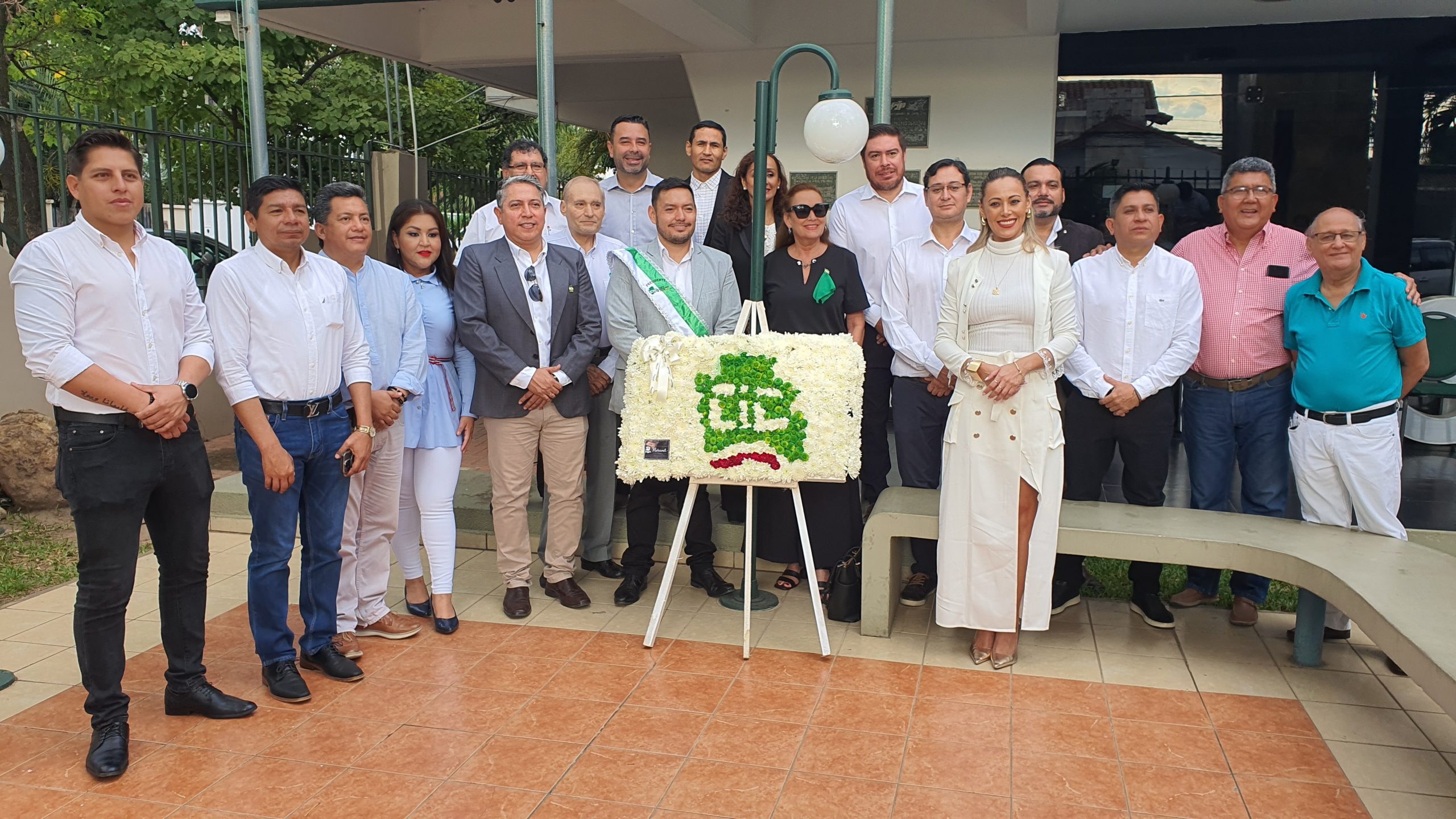 Izamiento de Banderas iniciando los actos conmemorativos por nuestro 36 aniversario